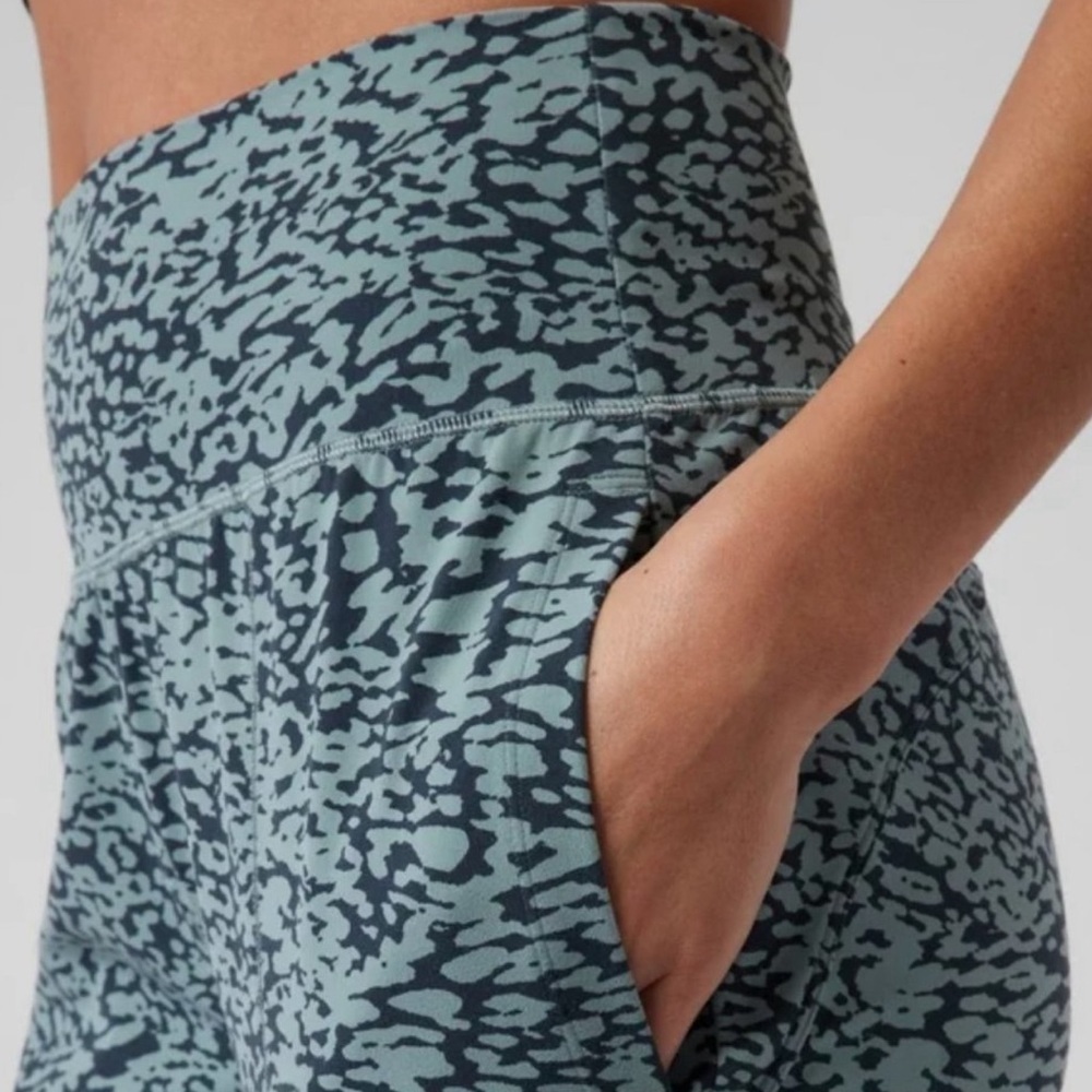 Athleta Salutation Jogger Ocelot Spot Minimalistic Grey size: XS - Picture 3 of 14